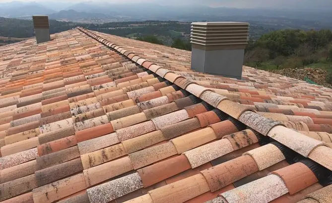 Instalación de tejas en vivienda.