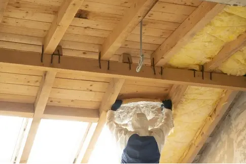 Instalación de aislamiento en buhardilla
