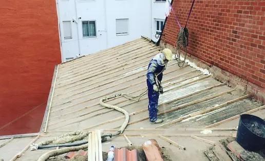 Reparación de gotera en tejado residencial