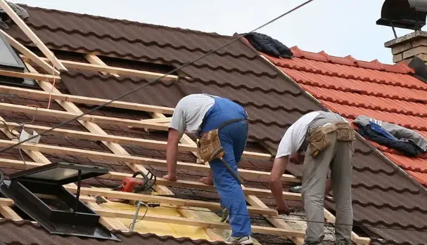 Restauración de tejado tras tormenta en comunidad