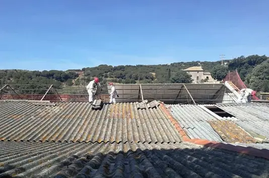 Revisión y mantenimiento de tejado de fábrica