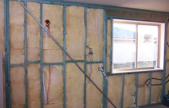 Trabajo de aislamiento interior en salón