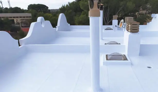Trabajo de impermeabilización en una terraza residencial.